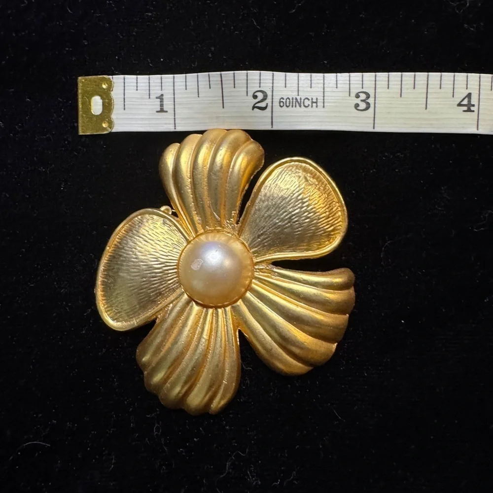 VTG Gold Flower Brooch or pendent with Pearl Center